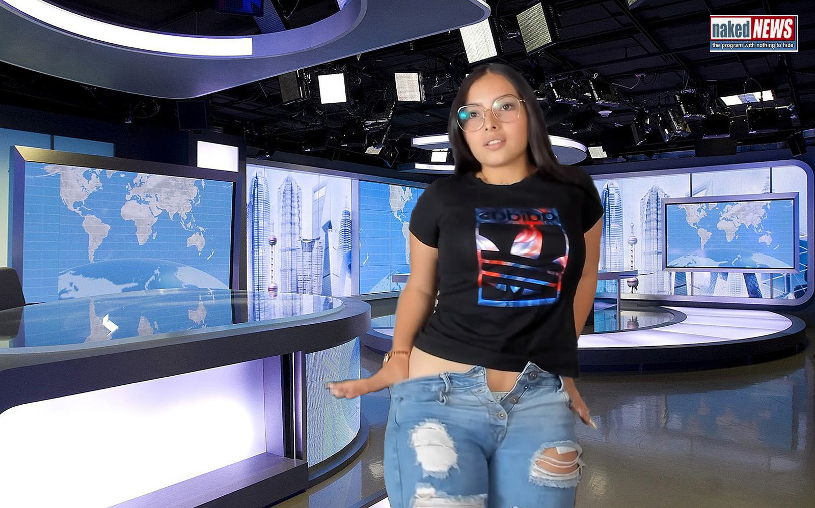 Latitia Naked News solo