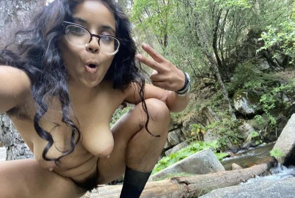 Hot Desi girl showing bigboobs