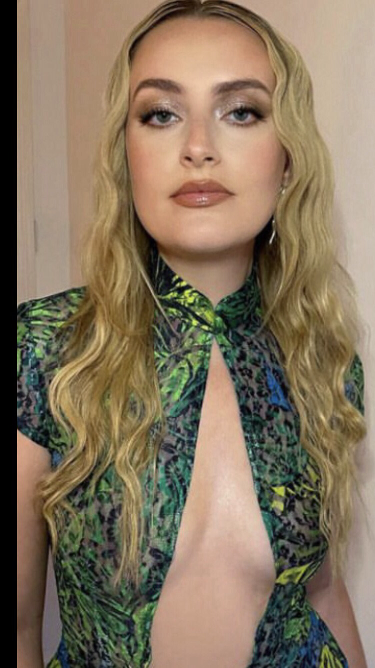 amelia dimoldenberg Hot pics