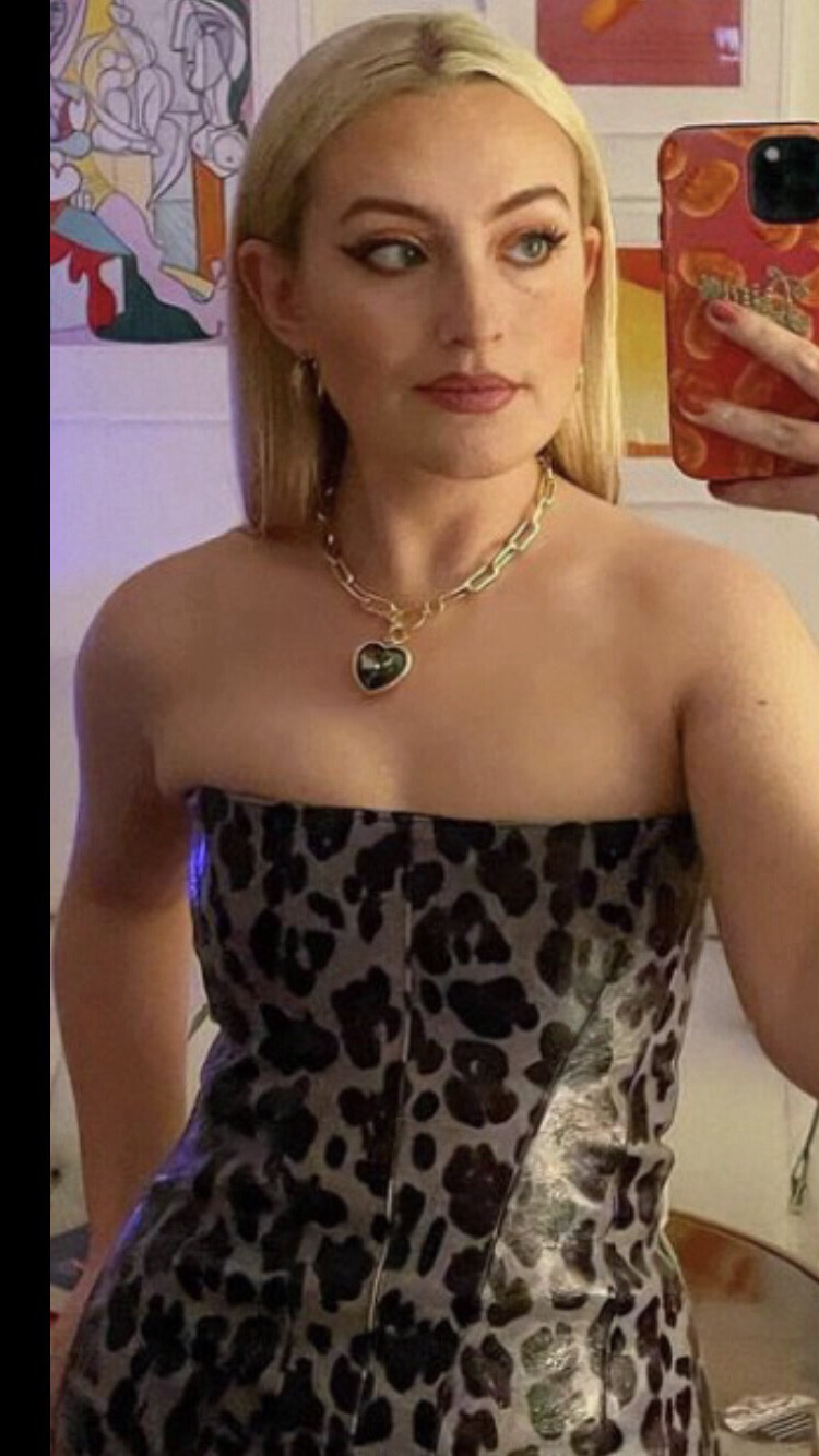 amelia dimoldenberg Hot pics