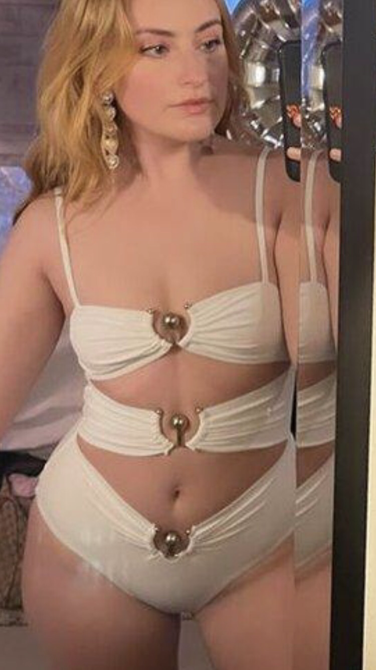 amelia dimoldenberg Hot pics