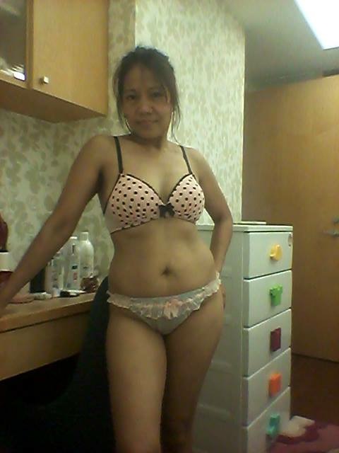 Pinay OFW Marie G. Sexy Bold Pics