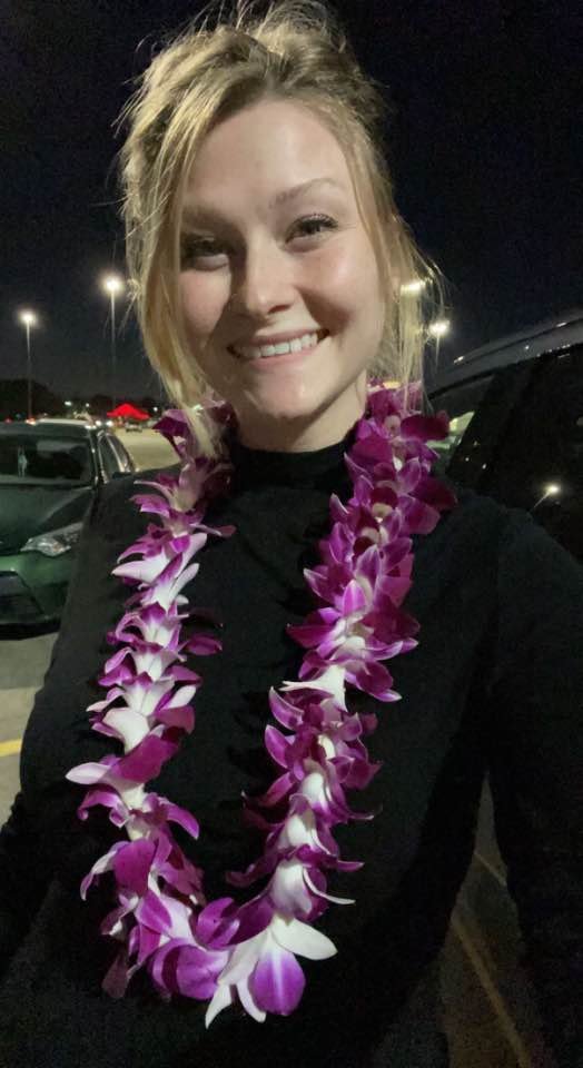 EM shows the world her Asshole for inspection