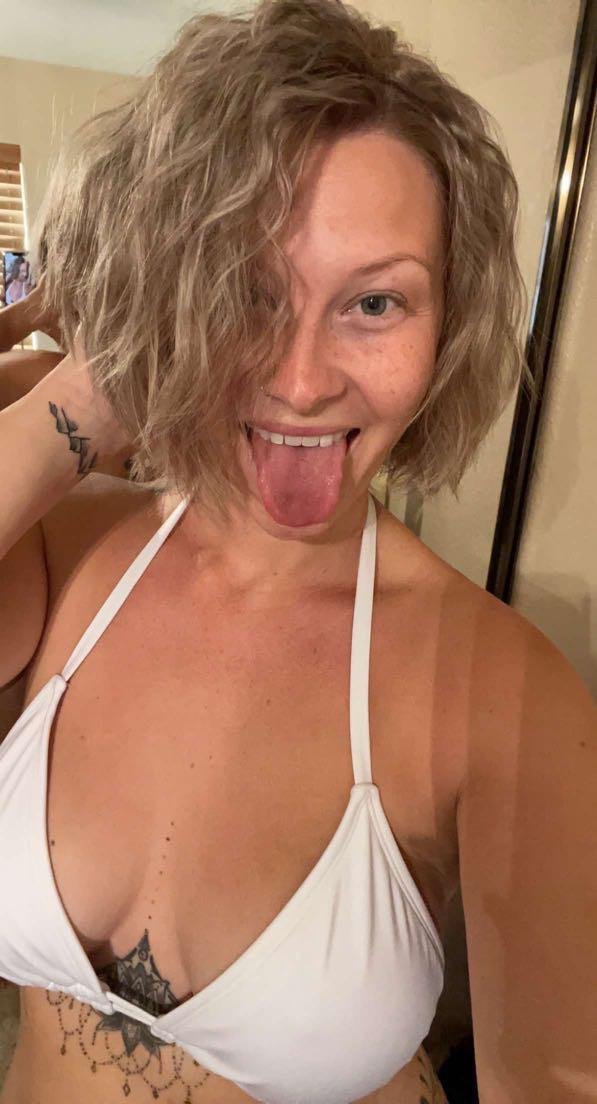 EM shows the world her Asshole for inspection