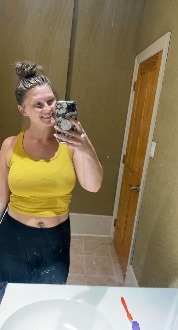 EM shows the world her Asshole for inspection