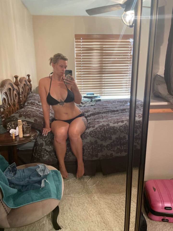 EM shows the world her Asshole for inspection