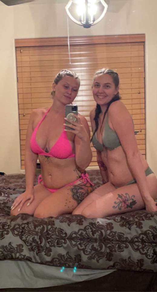 EM shows the world her Asshole for inspection