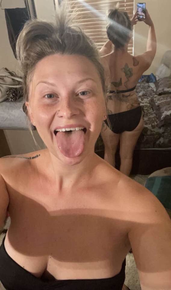 EM shows the world her Asshole for inspection