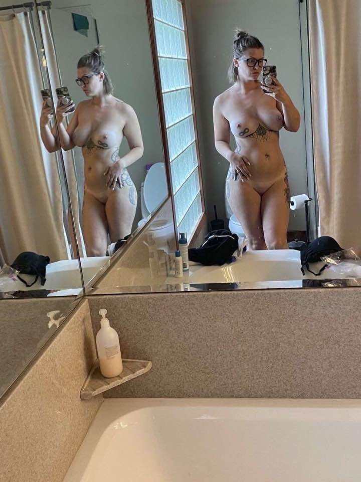 EM shows the world her Asshole for inspection