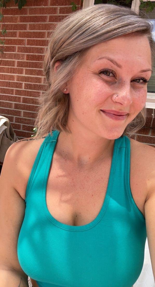 EM shows the world her Asshole for inspection