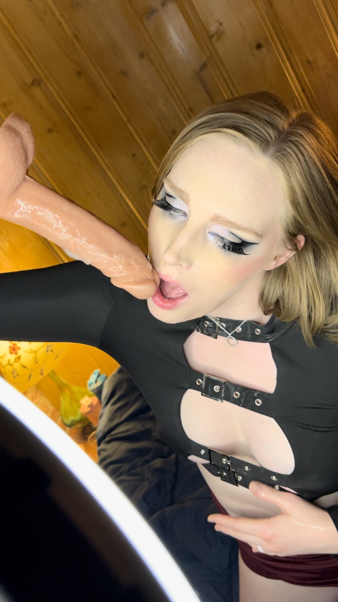 RoseThorneQOS deepthroats like a perfect slut