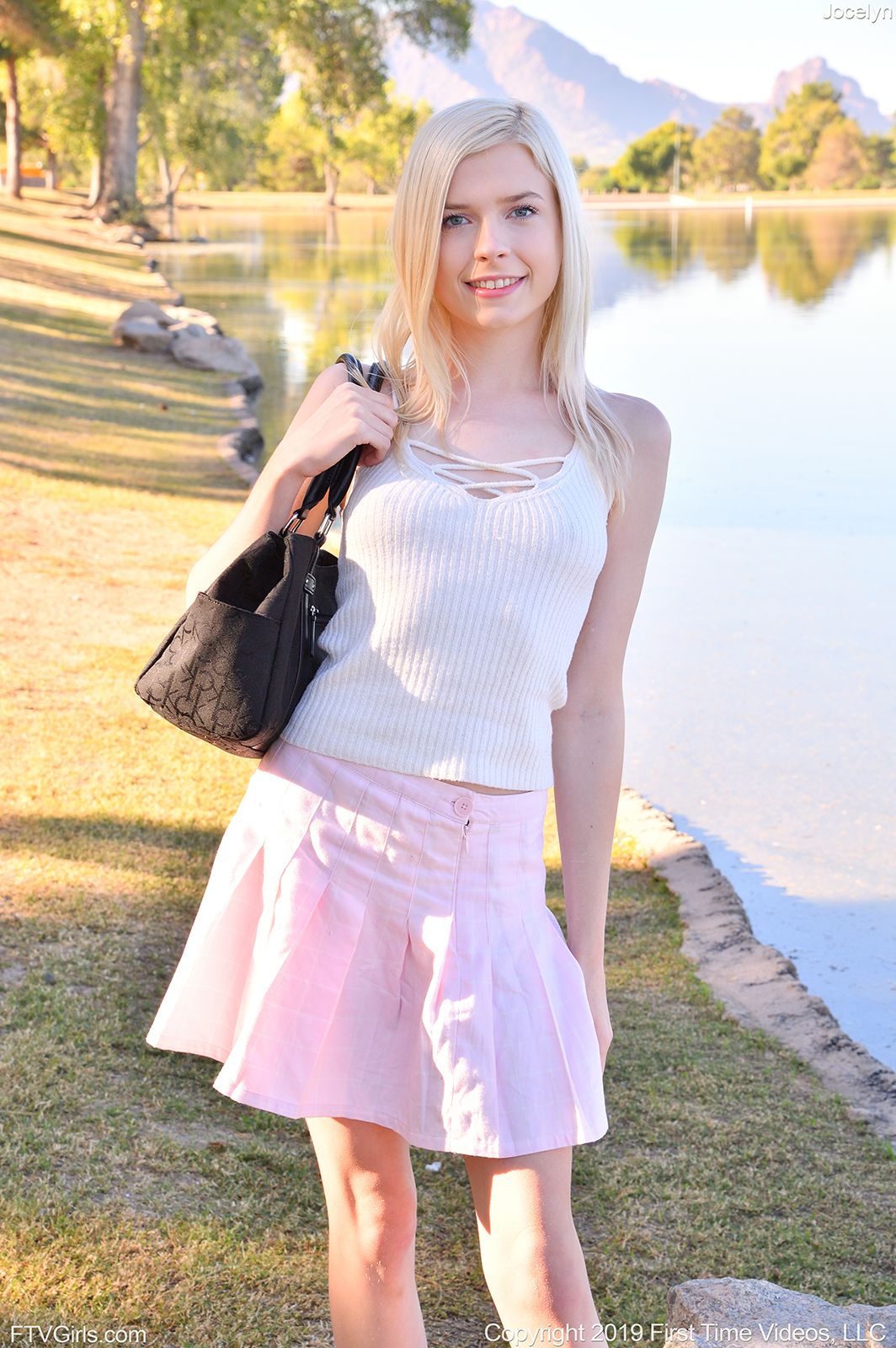 Jocelyn Sweets opens her vagina