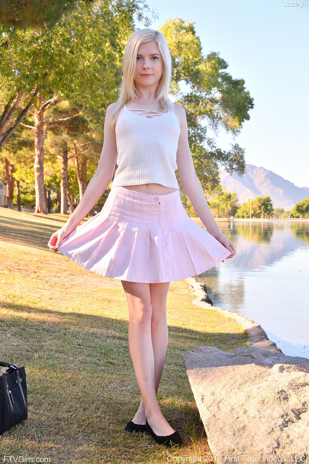 Jocelyn Sweets opens her vagina