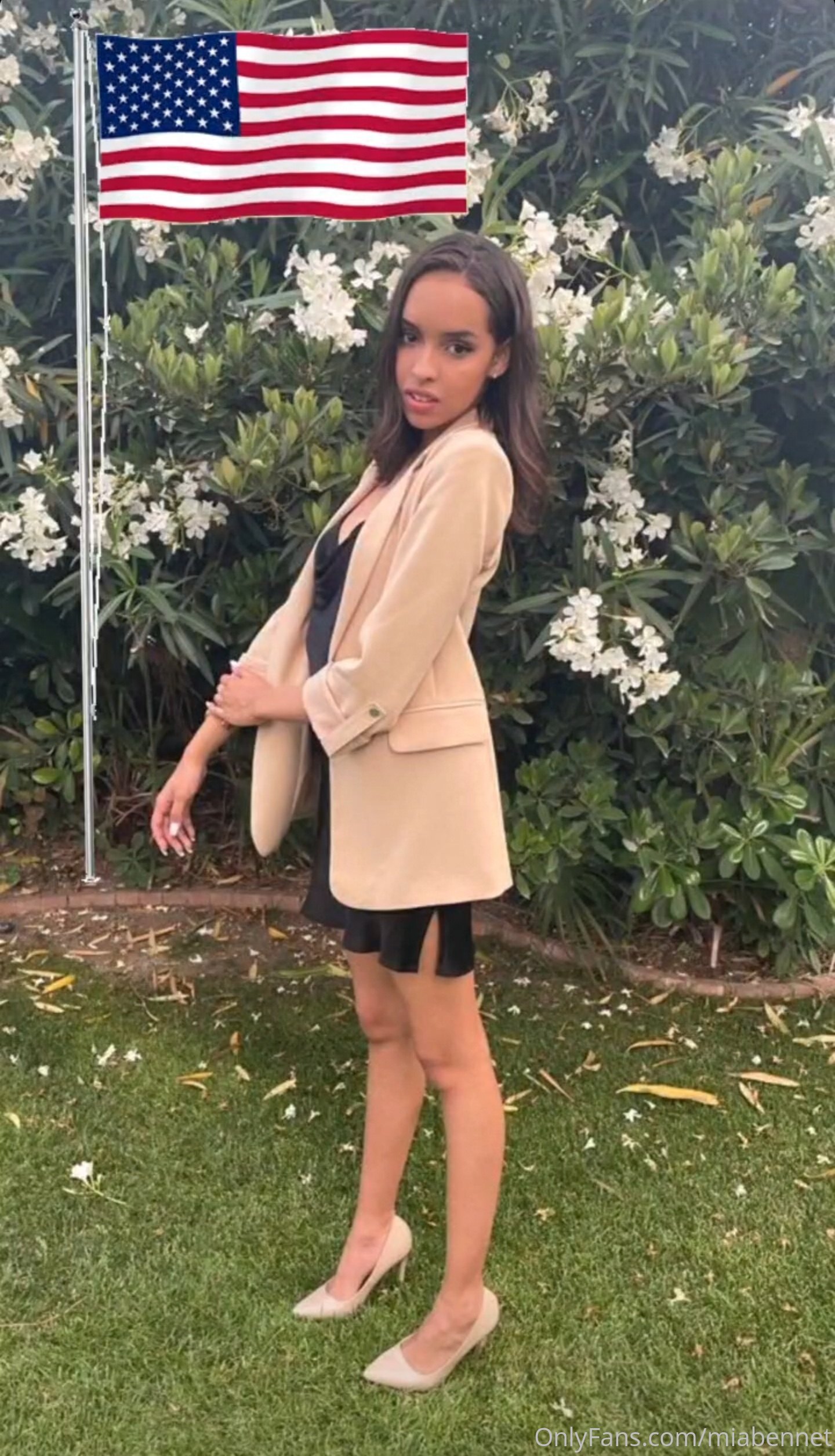 Hari De Lopo | Mia Bennet Nude Photos