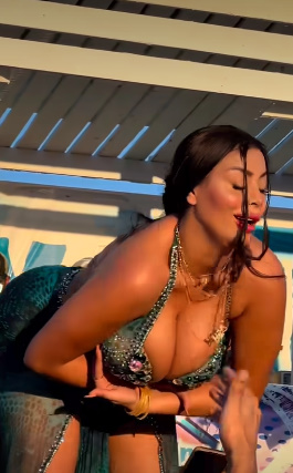 Rndm stunning beauty 13