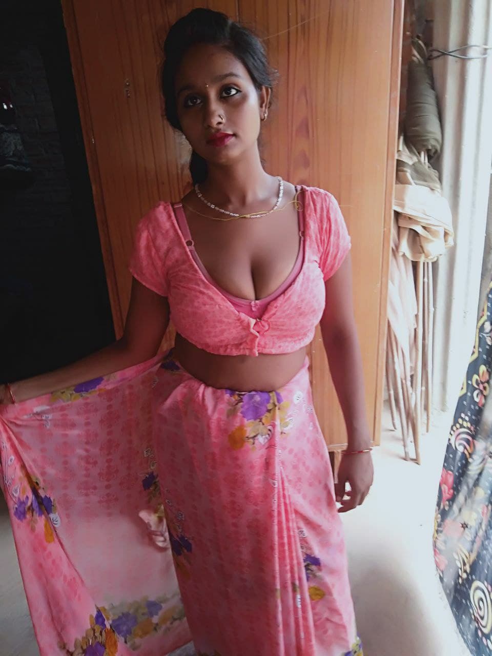 indian bhabhi showing