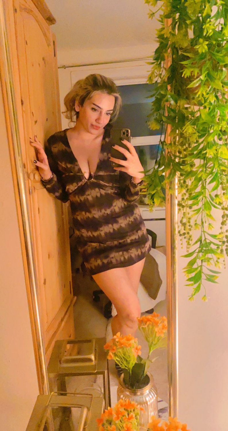 Hot paki mature showing some nude