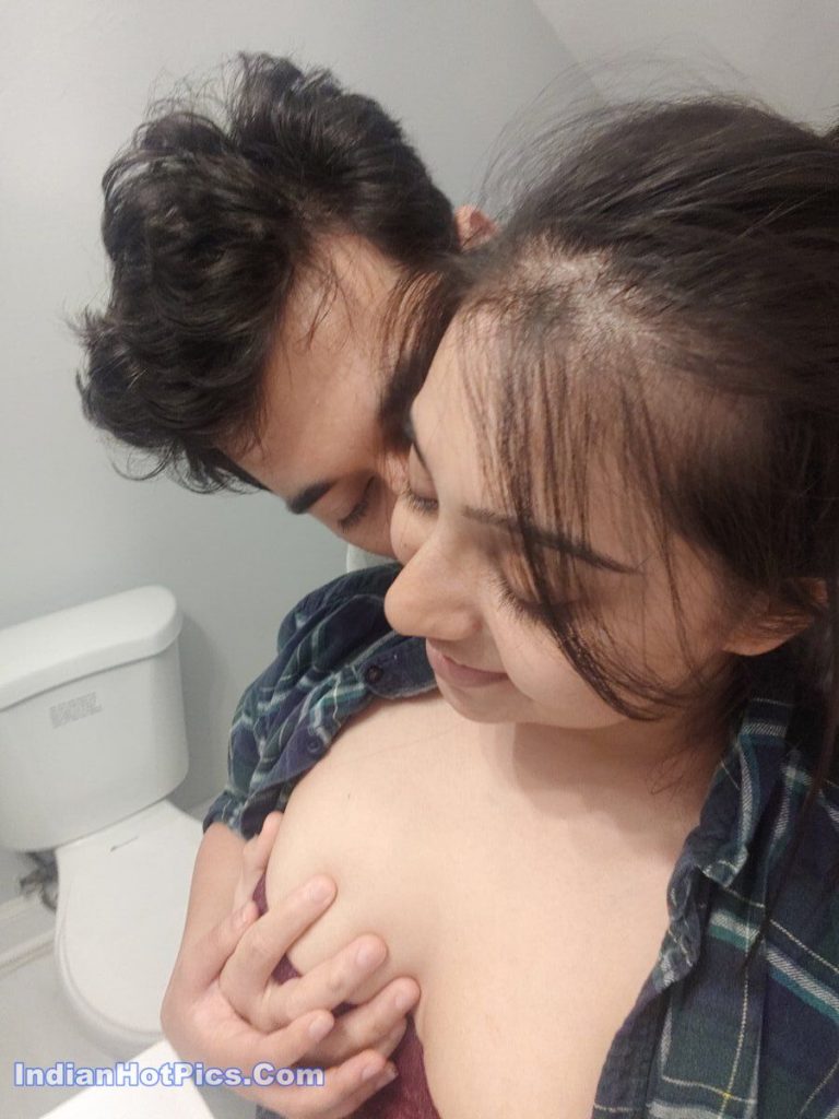 Indian couple masti karte hue