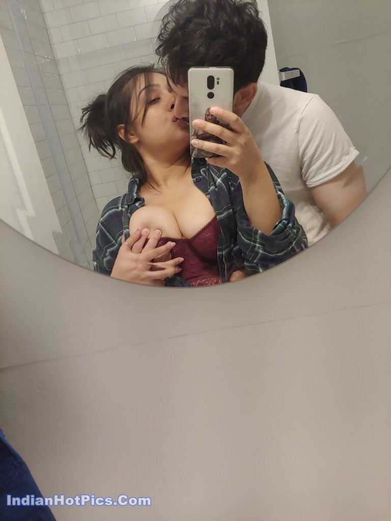 Indian couple masti karte hue