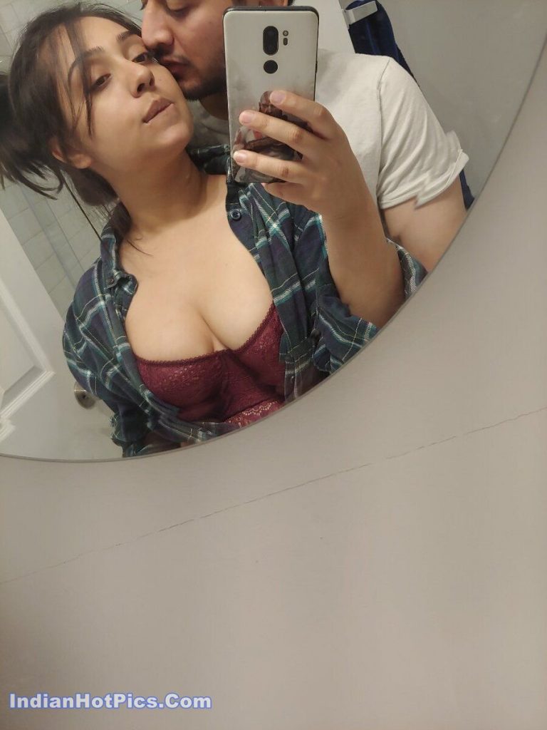 Indian couple masti karte hue