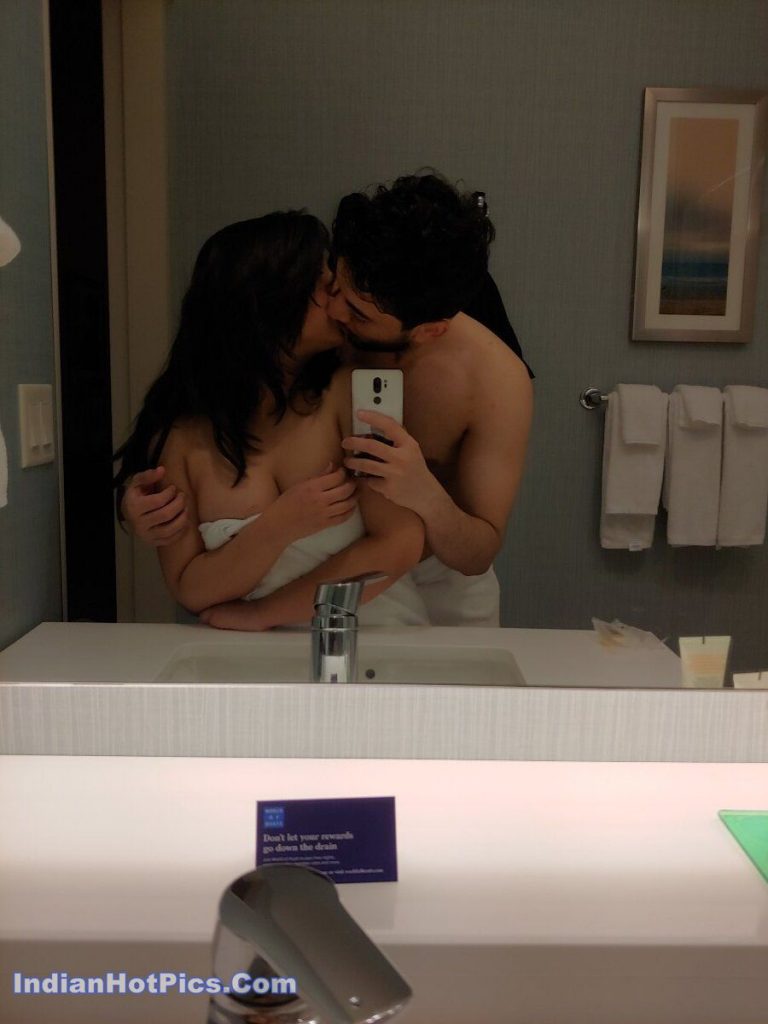 Indian couple masti karte hue