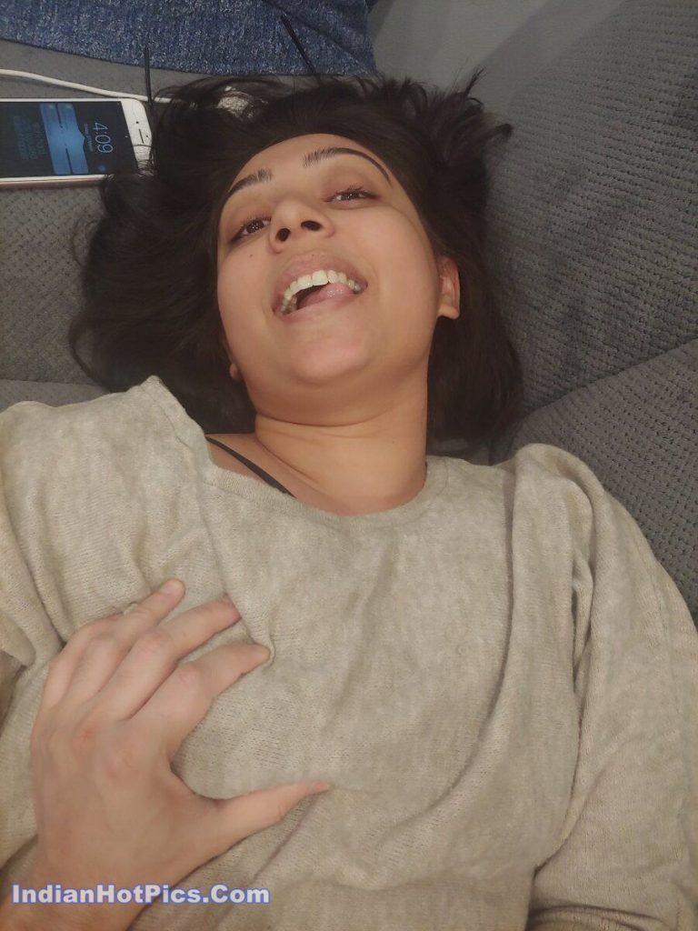 Indian couple masti karte hue