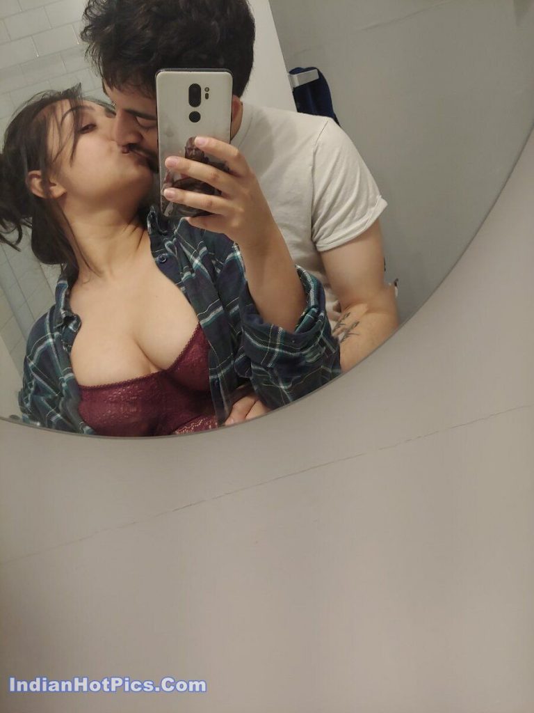 Indian couple masti karte hue