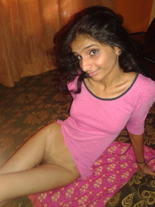 Very slim figured sexy Indian girl’s pics