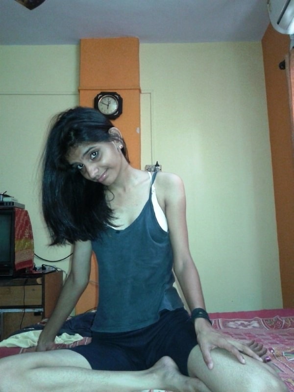 Very slim figured sexy Indian girl’s pics