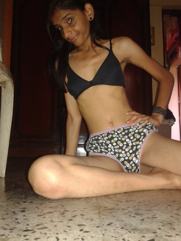 Very slim figured sexy Indian girl’s pics