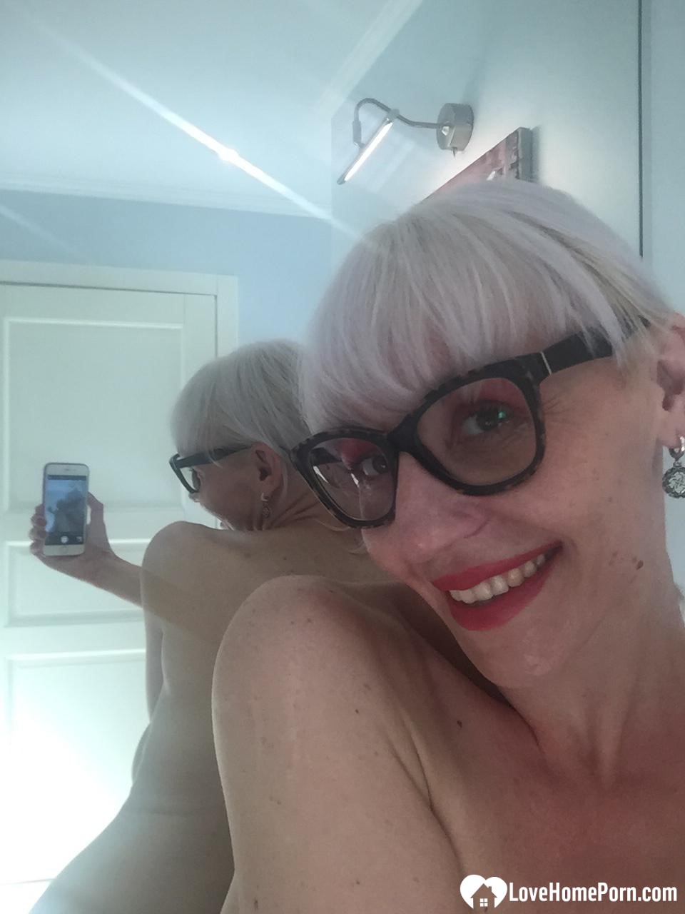 MILF with sunglasses reveals her hot figure