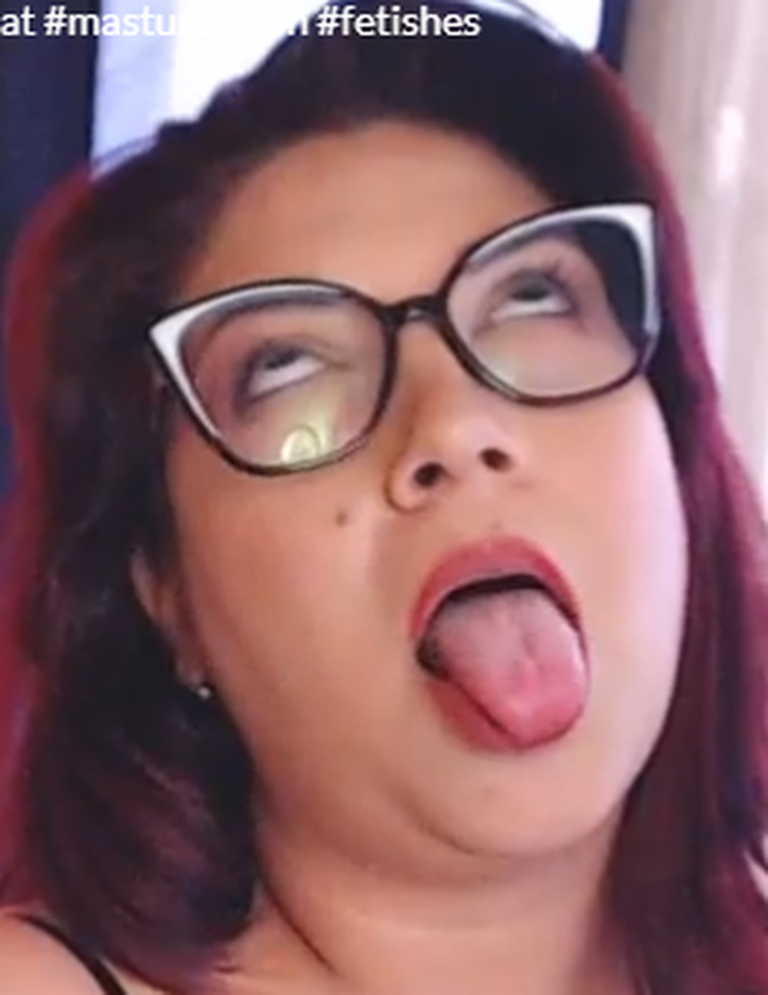 I entered girls' live broadcasts and made them act like dogs