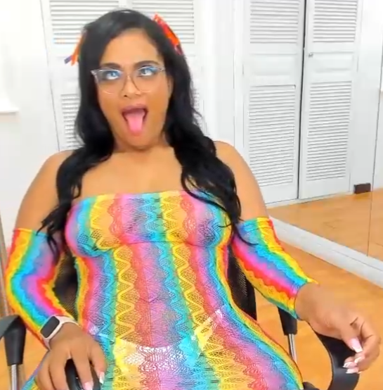 I entered girls' live broadcasts and made them act like dogs