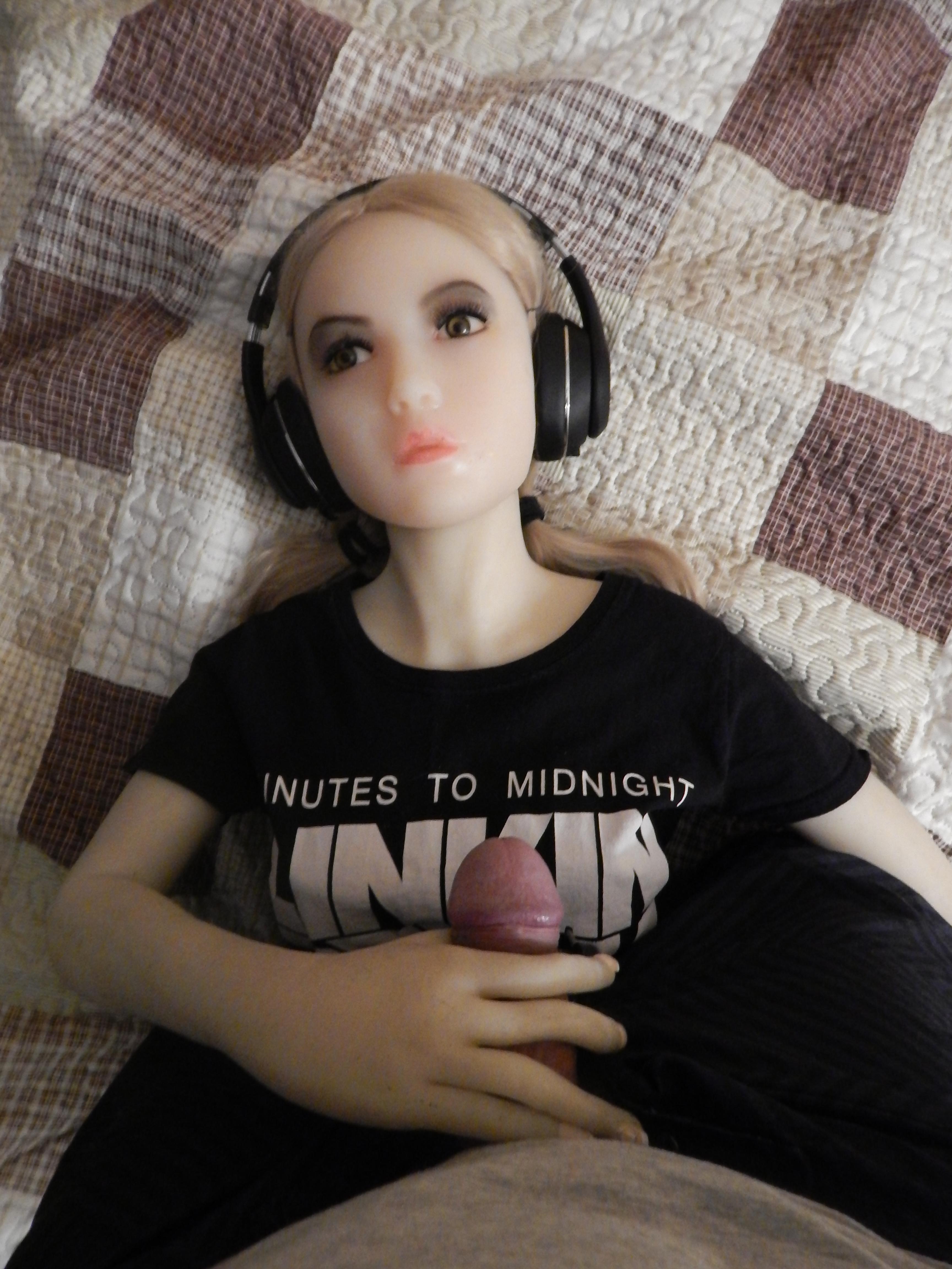 The rock fan girl got picked up stranger after the concert.