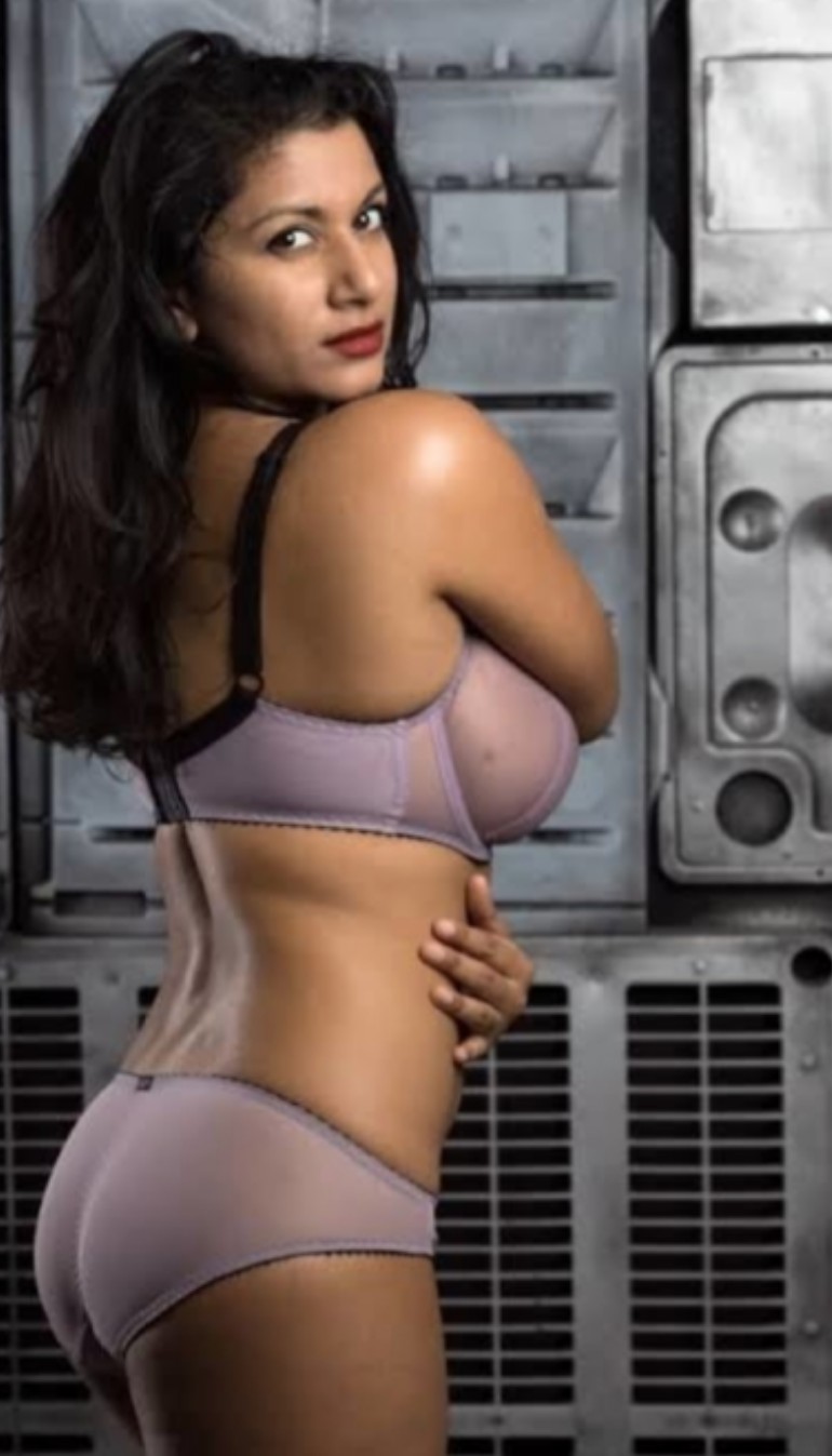 Milf girl showing nude photography