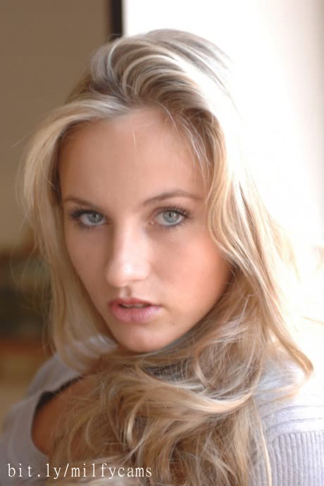 Blonde girl with a pretty face reveals her nice tits as she