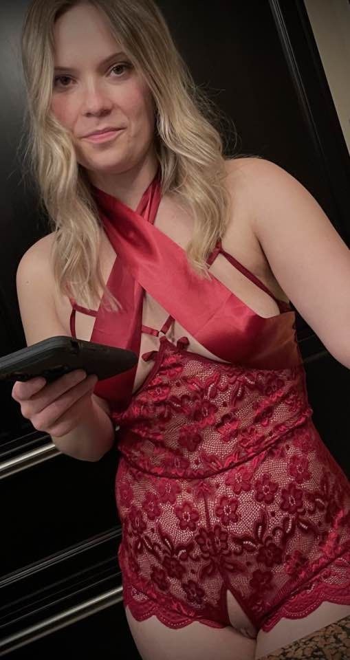 Rachel M spreading at home