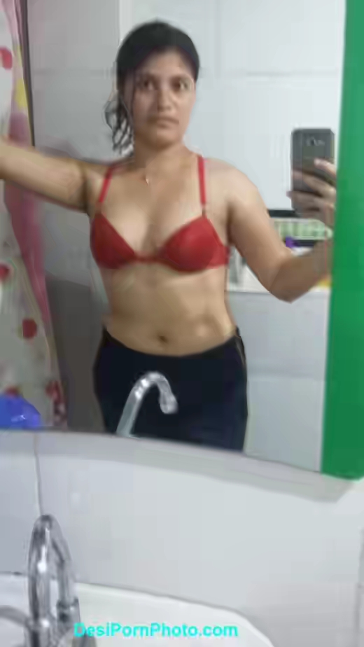 Hot pakistani Girl Bathing photos