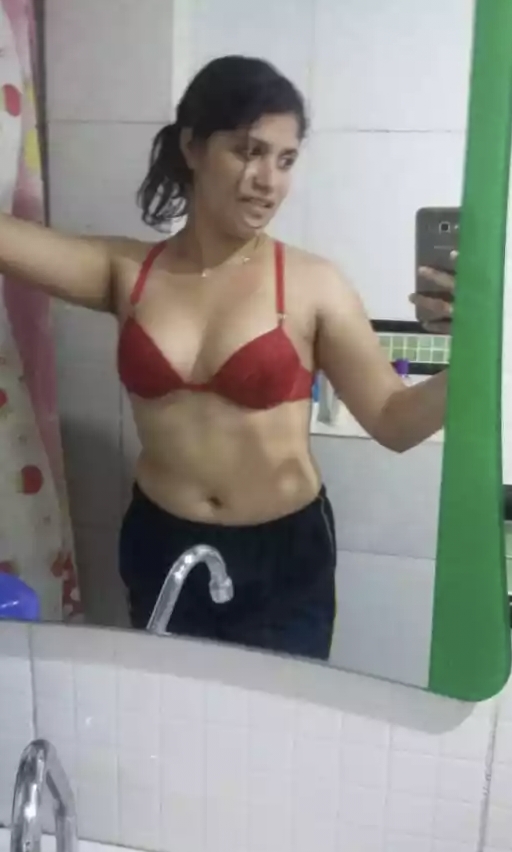 Hot pakistani Girl Bathing photos