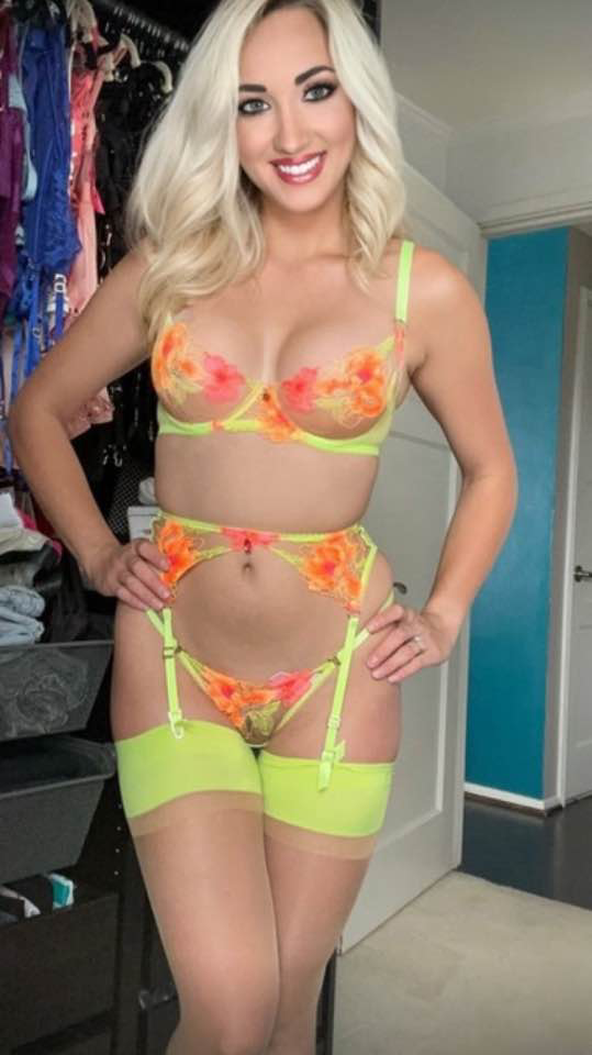 Courtnie loves to suck cocks