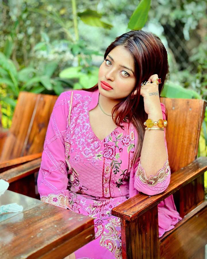 Gorgeous Look Desi Girl Paid Nude Video Call Pics