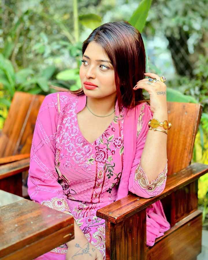 Gorgeous Look Desi Girl Paid Nude Video Call Pics