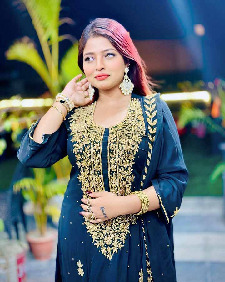 Gorgeous Look Desi Girl Paid Nude Video Call Pics