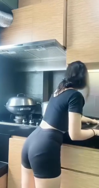 looking makes it hot_55