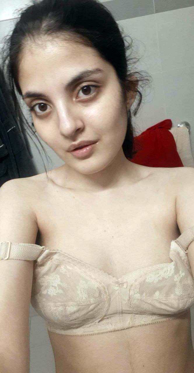 Beautiful Sexy Girl Saggy Tits Nude Pics