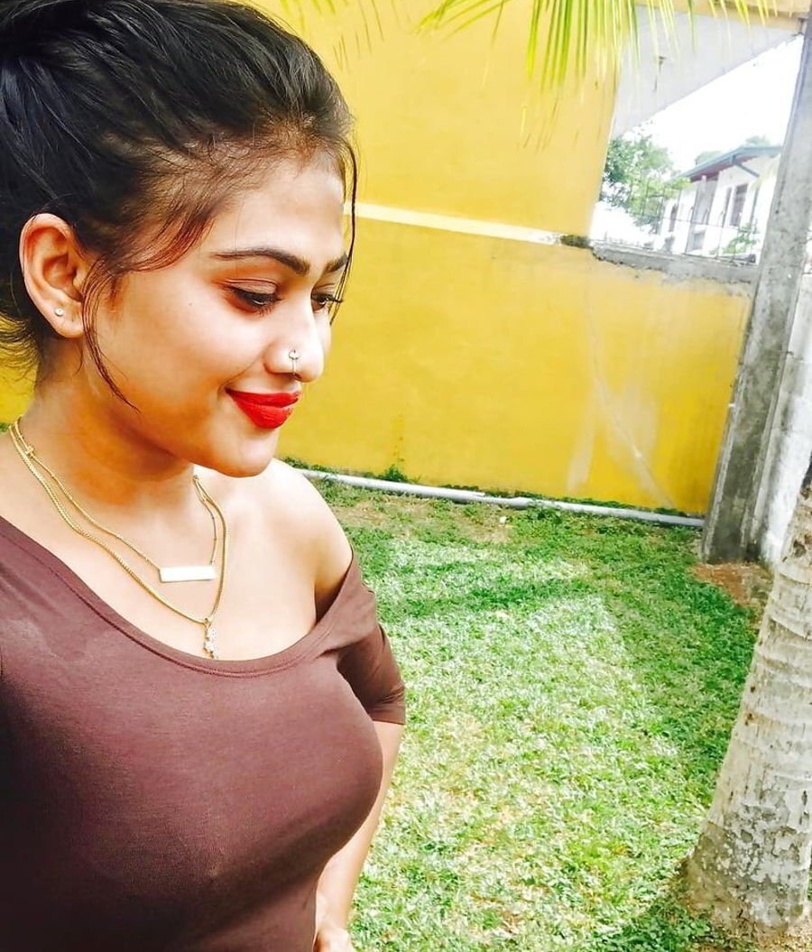 Most Famous Lankan Actress Model Enjoying with Boyfriend