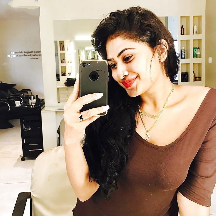 Most Famous Lankan Actress Model Enjoying with Boyfriend