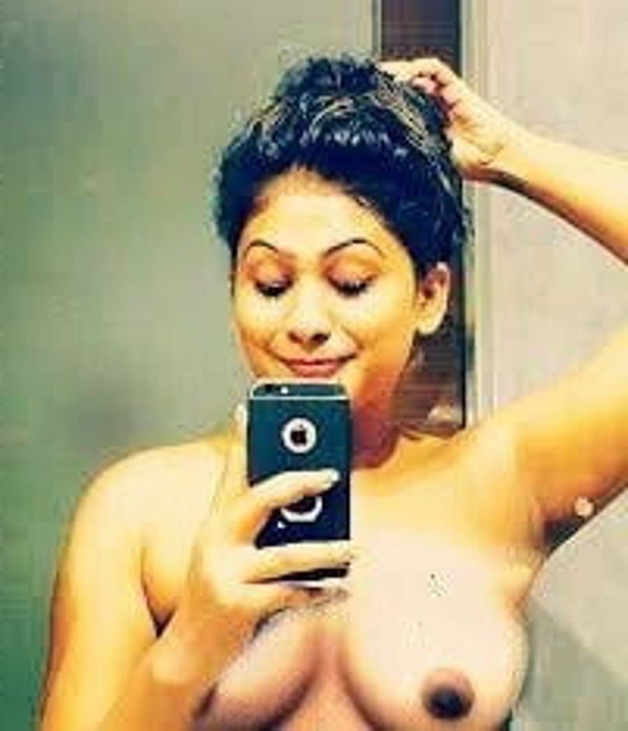 Most Famous Lankan Actress Model Enjoying with Boyfriend