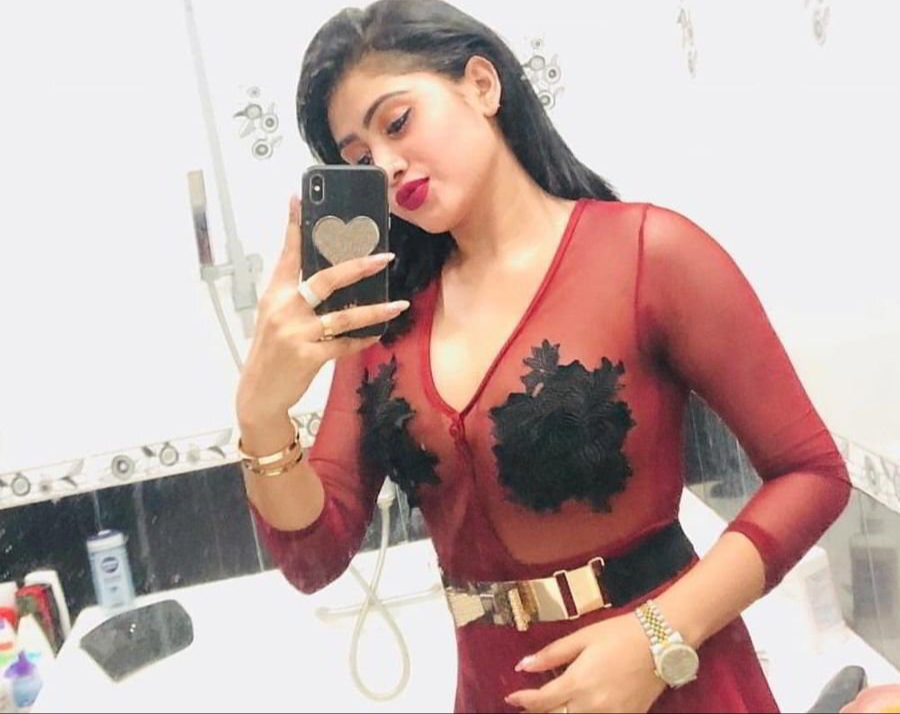 Most Famous Lankan Actress Model Enjoying with Boyfriend