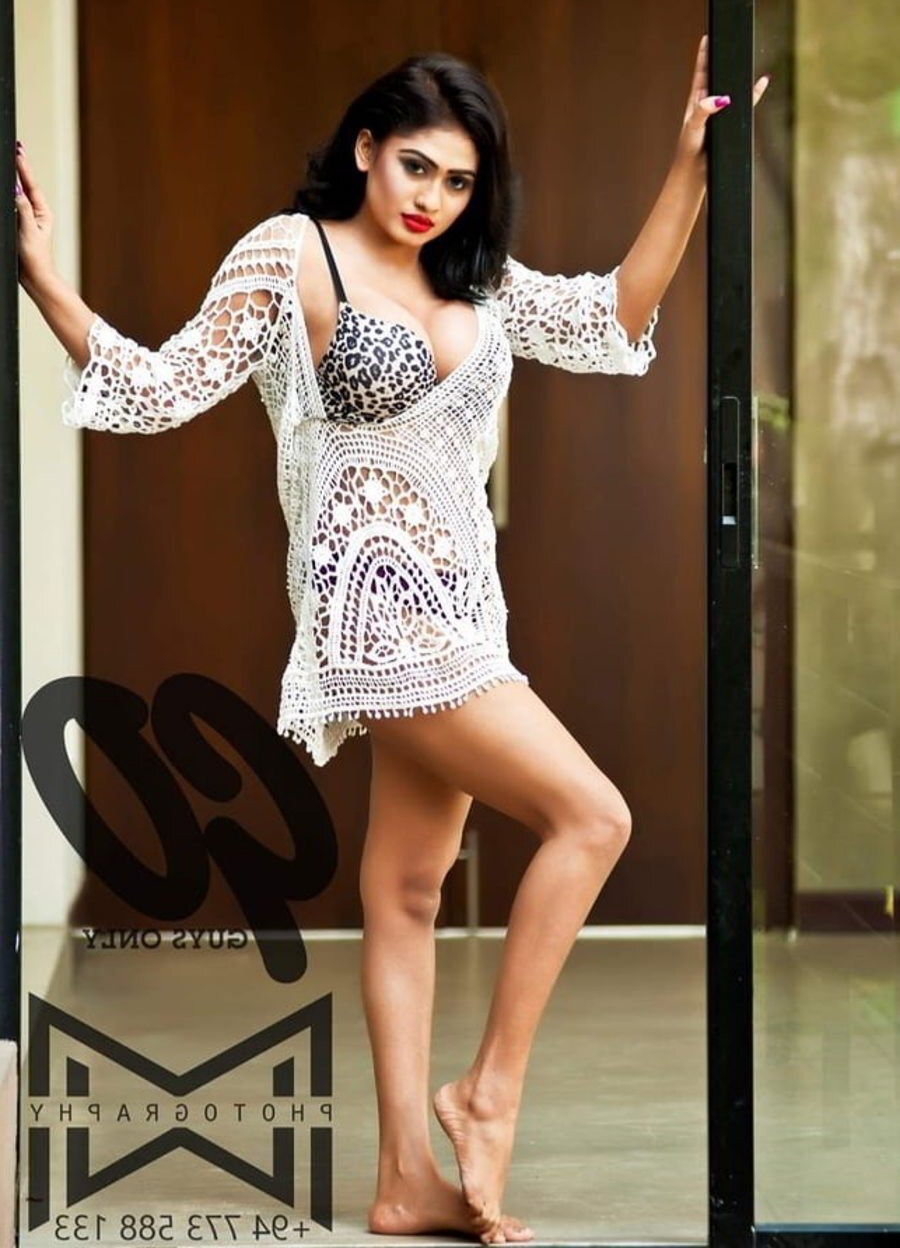 Most Famous Lankan Actress Model Enjoying with Boyfriend